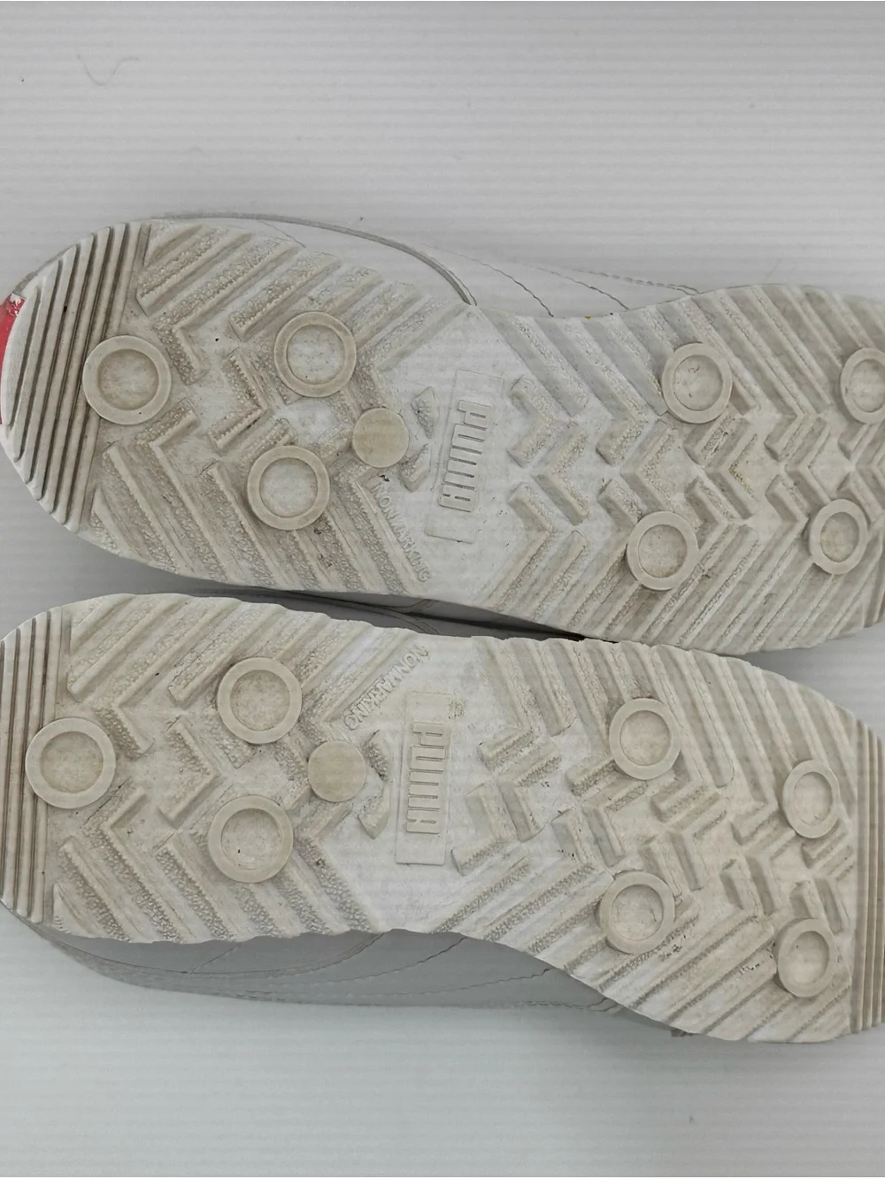 Puma Kids White Low-Top Sneakers with Gold Logo and Speckled Sole